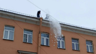 В Петербурге с 15 по 22 января от снега очистили более 900 кровель