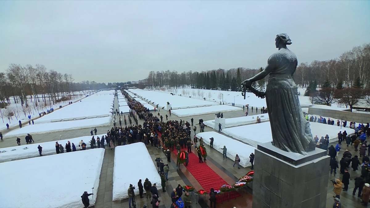Владимир Путин прибыл на Пискаревское кладбище - tvspb.ru