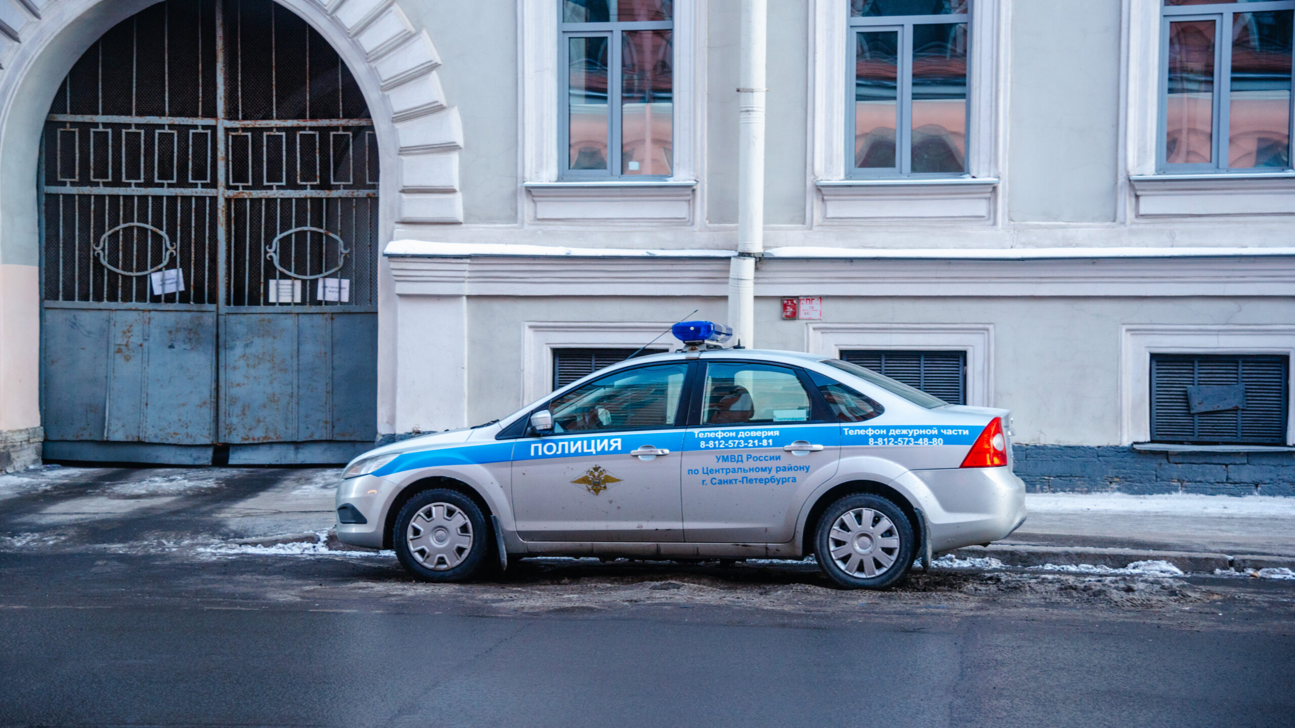 Петербургские полицейские нашли в багажнике иномарки избитого человека:  сидевших в салоне задержали | Телеканал Санкт-Петербург