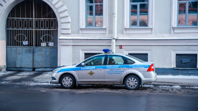Петербургские полицейские нашли в багажнике иномарки избитого человека: сидевших в салоне задержали