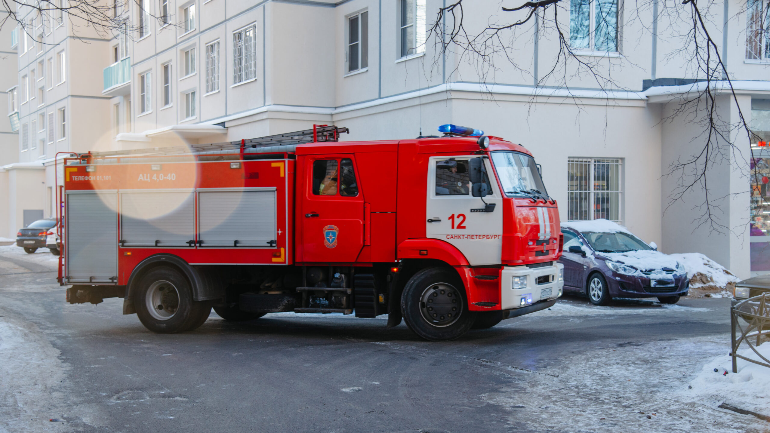 На проспекте Народного Ополчения сгорел Mercedes | Телеканал Санкт-Петербург