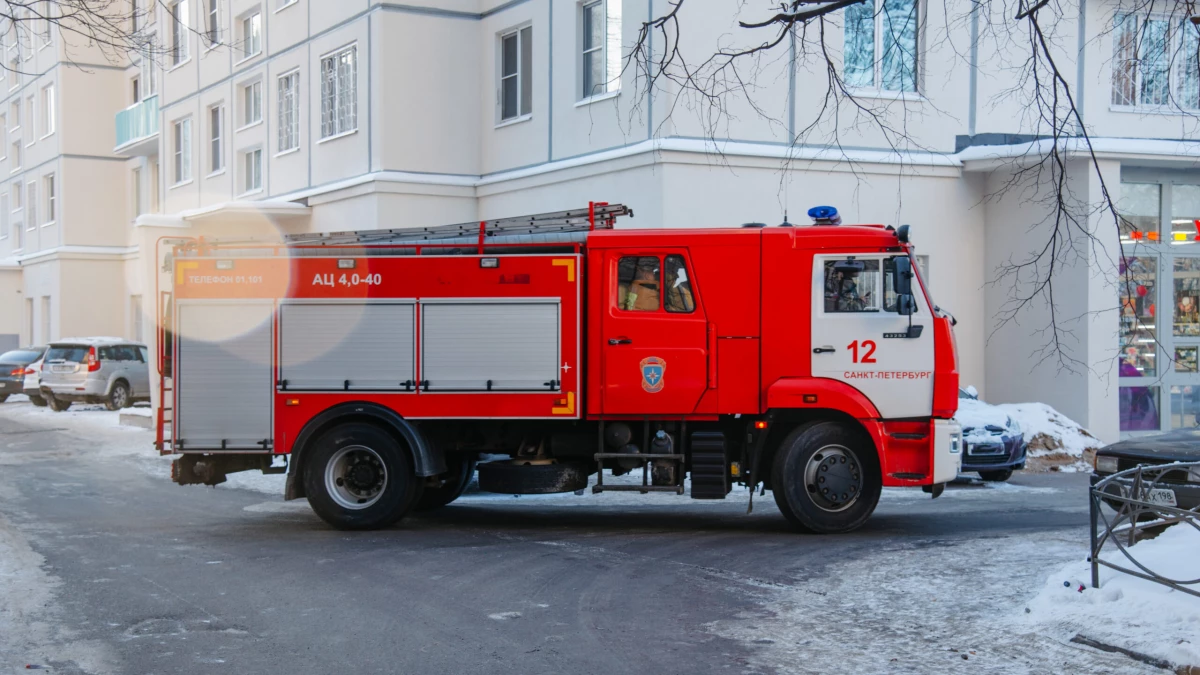 В Металлострое крупный пожар: по повышенному номеру тушат ангар - tvspb.ru