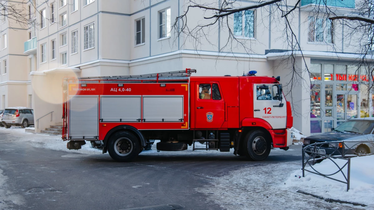 В Петербурге в вечерних пожарах пострадали двое, шестерых эвакуировали - tvspb.ru