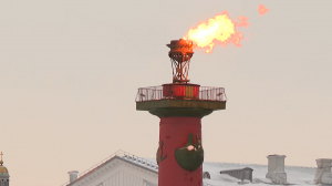 В честь 81-й годовщины прорыва блокады Ленинграда в Петербурге зажгли факелы Ростральных колонн