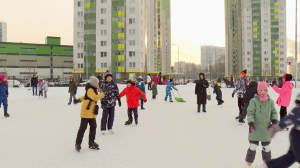 Если собраться вместе с соседями: в Полюстрово на школьной площадке появился бесплатный каток для всех