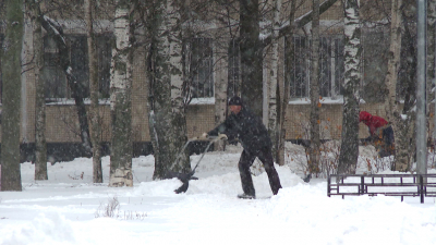 Из-за снегопадов в Петербурге усилят работу по уборке дворов и крыш