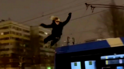Бросали петарды, прыгали с троллейбуса: двое парней устроили опасный перформанс в Петербурге