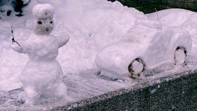 Инспектор ГИБДД слепил из снега машину с мигалками и снеговика с жезлом