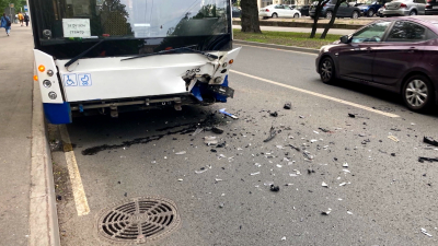 В Петербурге таксиста будут судить за таран троллейбуса