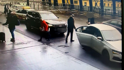 Таксиста будут судить за кражу кошелька в Пулково