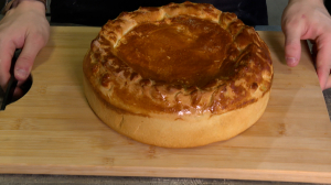 Сытный завтрак в лучших традициях: домашний пирог с картофелем и грибами