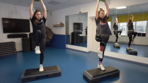 Вывести лишнюю жидкость из организма, ускорить метаболизм и улучшить работу сердечно-сосудистой системы. Освоим комплекс простых упражнений в кардио-режиме