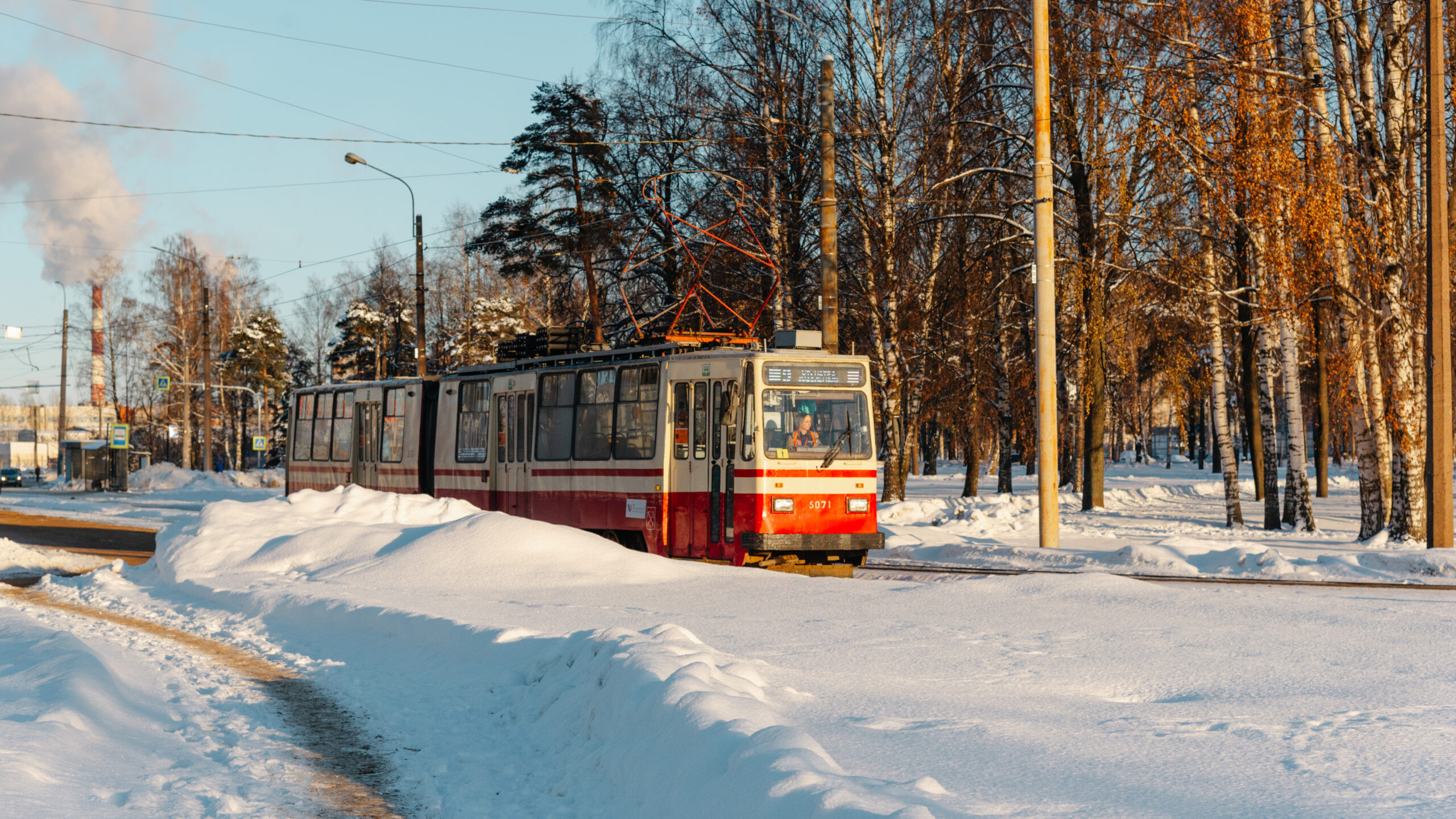 В петербургском трамвае трое пассажиров избили кондуктора | Телеканал  Санкт-Петербург