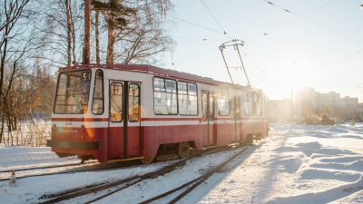 Вандал разрисовал трамвай в депо на Придорожной аллее — подозреваемый задержан