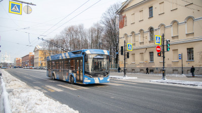 Водителям трамваев и троллейбусов в Петербурге будут выплачивать 100 тысяч рублей к первой зарплате