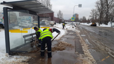 В Петербурге 40 аварийных бригад отправились помогать талой воде уходить в канализацию