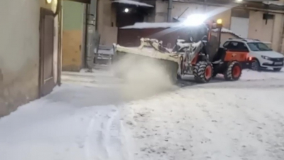 Центр Петербурга продолжают чистить от снега