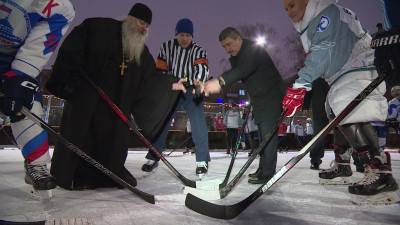 В Кронштадте год семьи открыли семейным хоккейным матчем