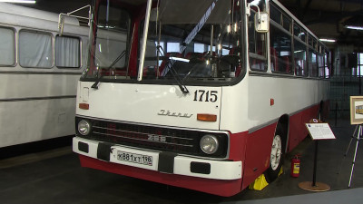 Александр Беглов посетил выставку раритетных видов транспорта в Автобусном парке №1