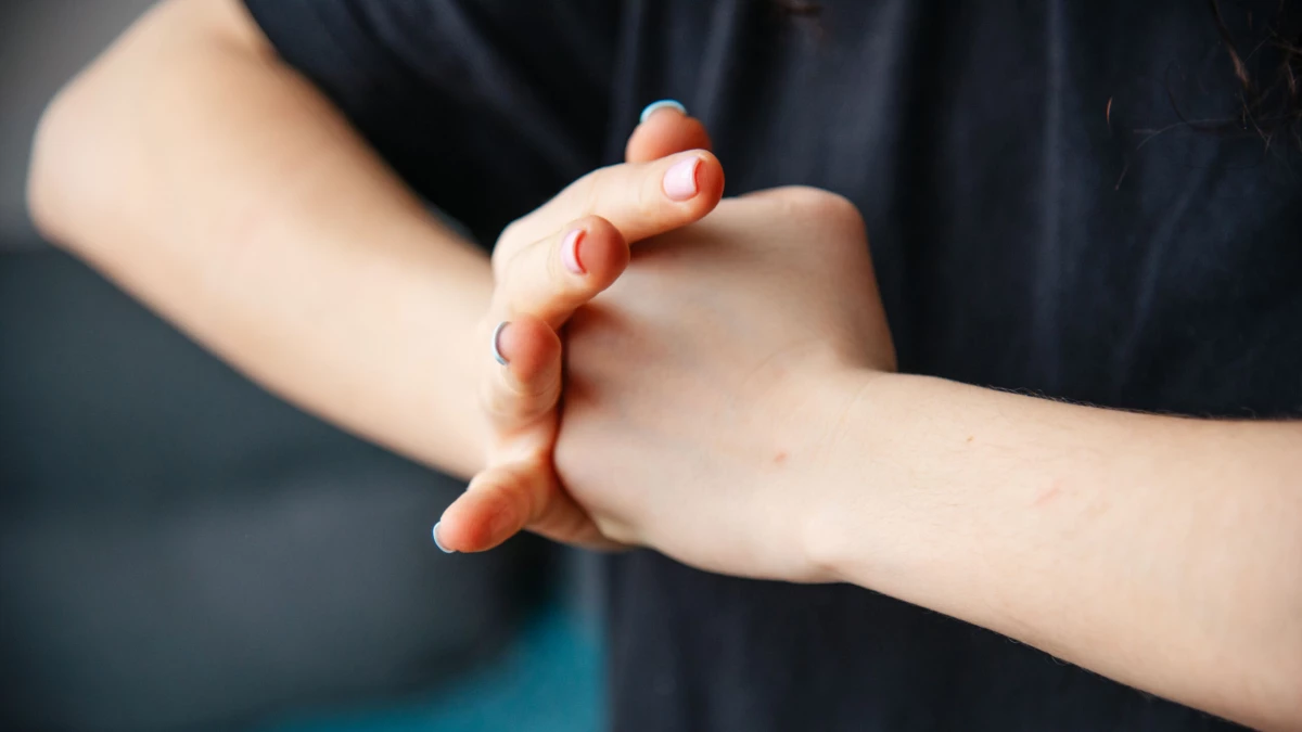 В Петербурге пенсионерка укусила 19-летнюю девушку в подъезде - tvspb.ru