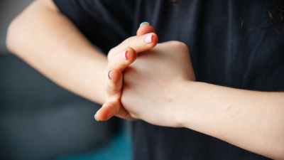 В Петербурге пенсионерка укусила 19-летнюю девушку в подъезде