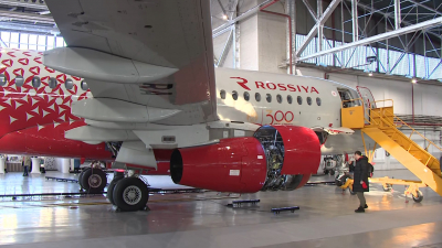 Авиакомпания «Россия» показала Sukhoi Superjet 100, оформленный в честь 300-летия СПбГУ