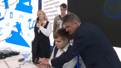 «Первым делом самолеты»: юных гостей петербургского стенда на ВДНХ научили управлять квадрокоптерами
