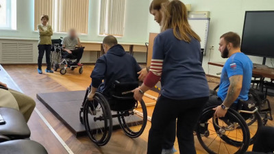В Петербурге ветеранов СВО научили управлять инвалидными колясками