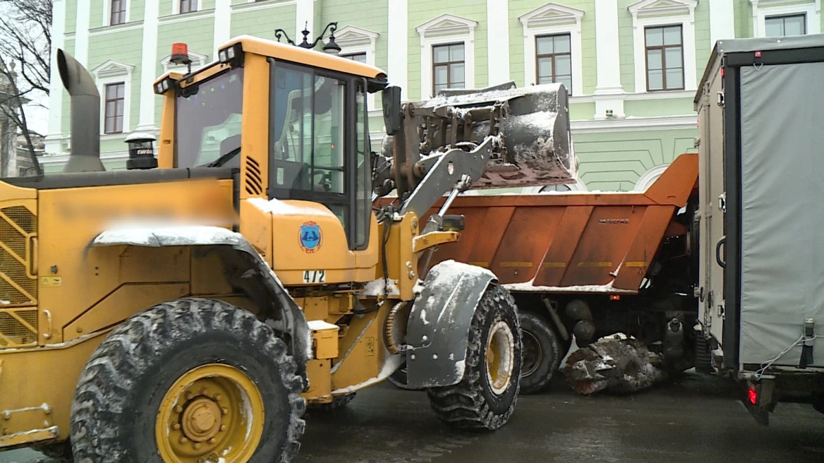 Петербург закупил более 230 дополнительных машин для уборки снега - tvspb.ru
