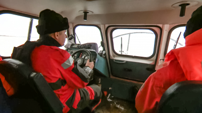 Спасатели провели рейд на льду Финского залива и напомнили рыбакам о безопасности