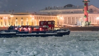 Петербуржцам показали, как буксир «Невская застава» прорубает водный путь