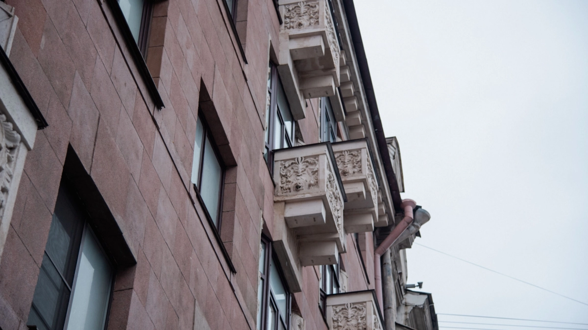 Россиянам напомнили о штрафах за курение на общих балконах - tvspb.ru