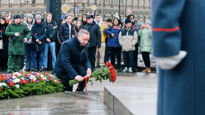 Александр Беглов возложил цветы к обелиску «Городу-Герою Ленинграду» на площади Восстания