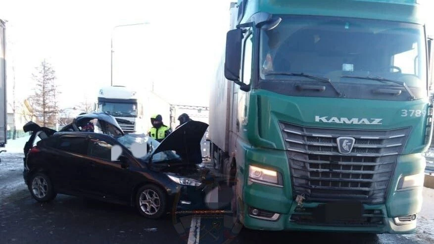 На Московском шоссе водитель легковушки погиб в ДТП с КамАЗом - tvspb.ru