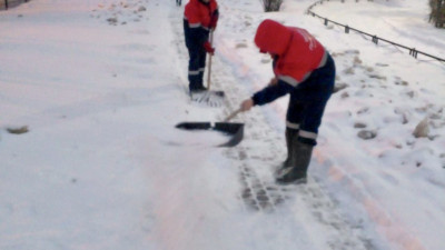 310 дворников убирают снег в Приморском районе