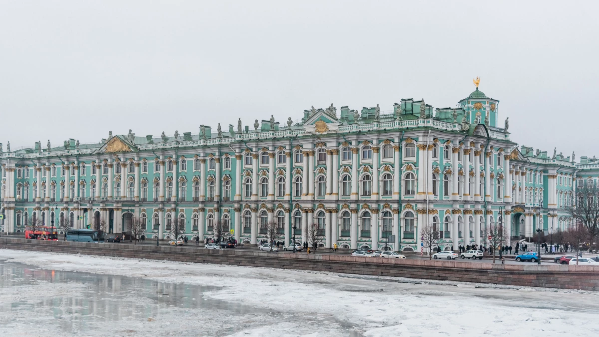 Новые камеры видеонаблюдения появились по периметру Эрмитажа - tvspb.ru