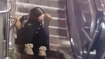 На «Петроградской» куртку нарушительницы правил затянуло в эскалатор: в метро выясняют, почему лестницу не выключили сразу