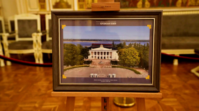 В Мариинском дворце представили выставку Александра Малькевича о Херсонской области