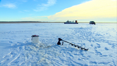 Под Петербургом ловили любителей зимней рыбалки и езды по льду