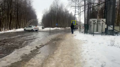Озёра во дворах и реки на дорогах: Как оттепель подпортила петербуржцам субботу