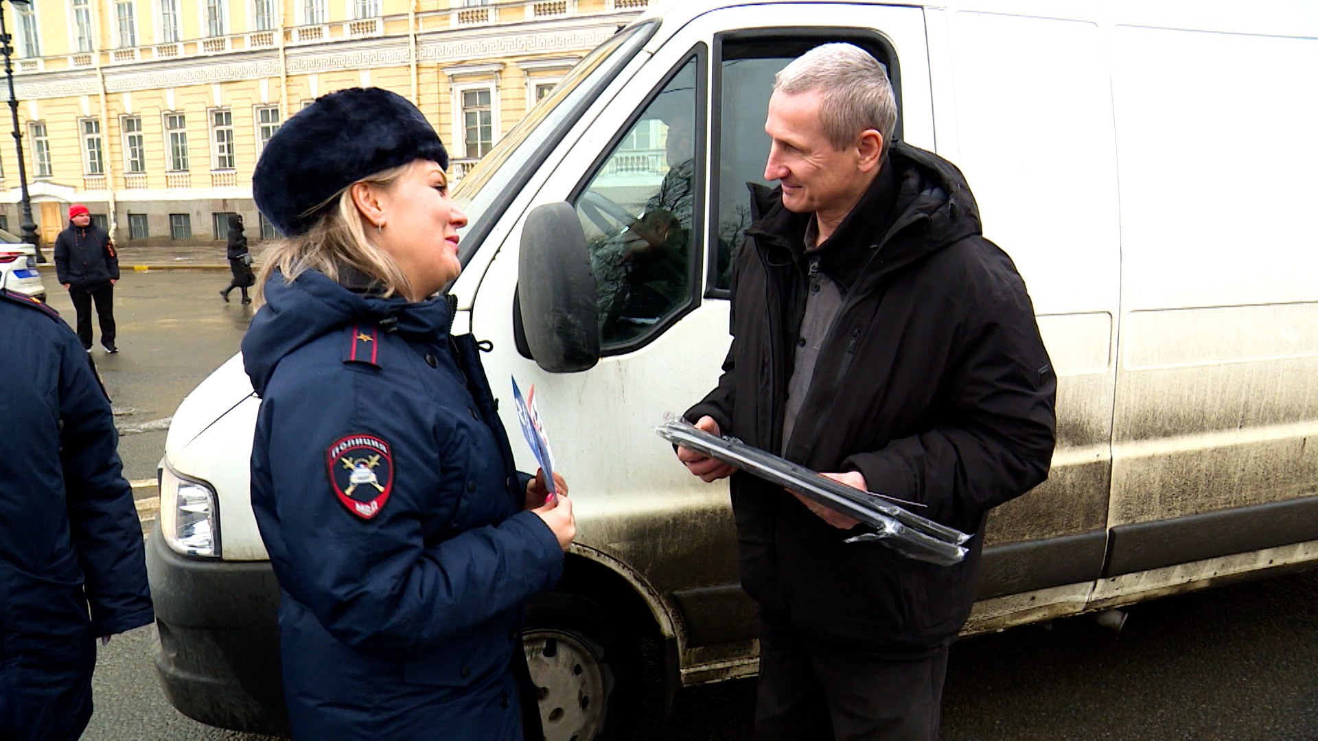 Как сотрудники ГАИ поздравили автомобилистов с Днем защитника Отечества