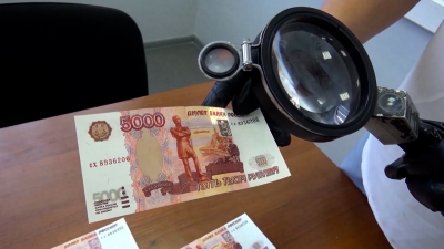 В России число выявленных фальшивых банкнот сократилось почти в два раза