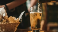 В Ленобласти приняли закон о запрете продажи спиртного в наливайках