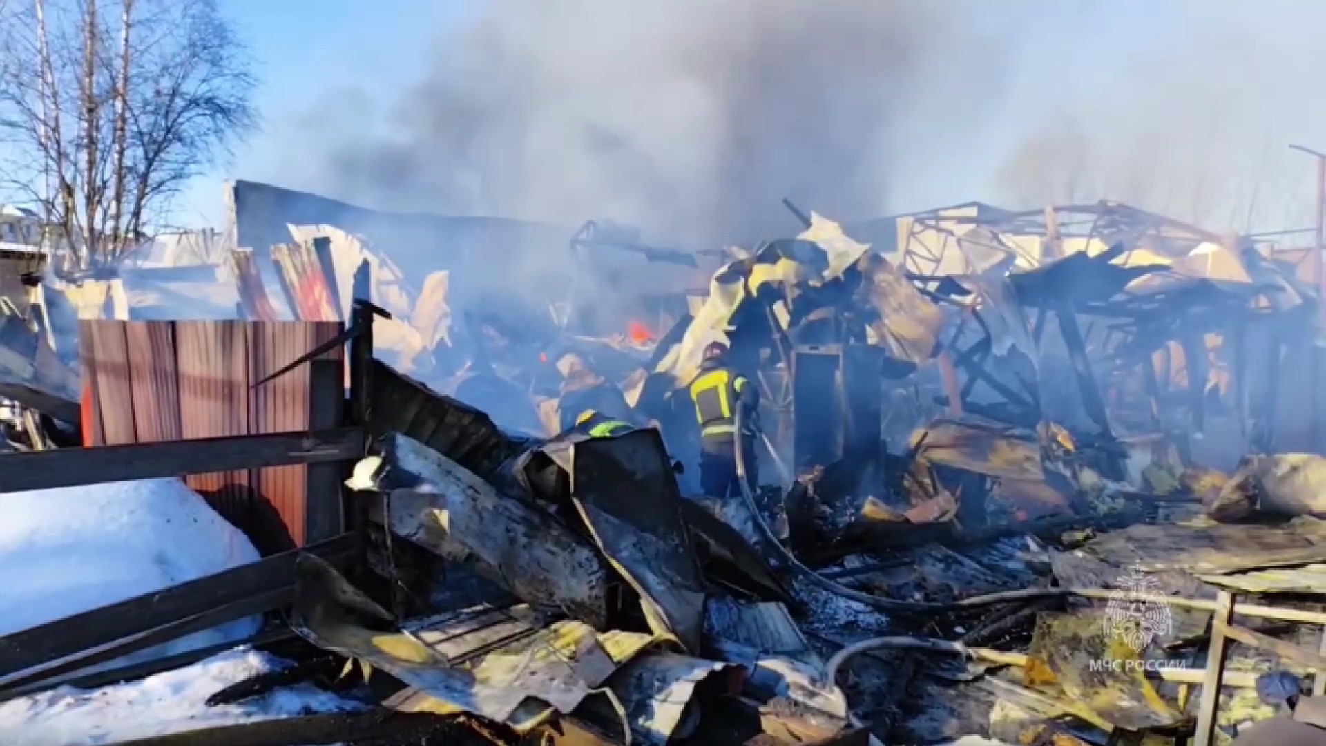 В сети появилось видео тушения грандиозного пожара в автосервисе в Буграх |  Телеканал Санкт-Петербург