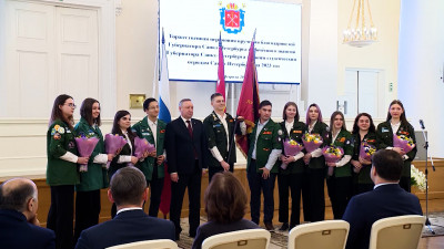 Александр Беглов поздравил петербуржцев с Днем российских студенческих отрядов