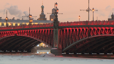 Троицкий мост подсветили красным в честь китайского Нового года