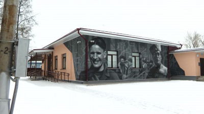 Александр Беглов возложил цветы к мемориалу «Партизанская слава» в Дедовичах