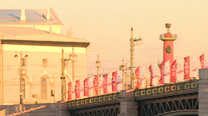 Украшенный Дворцовый мост, полуденный выстрел пушки и зажжение ростральных колонн — Петербург празднует 300-летие Университета