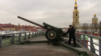 В честь Дня защитника Отечества прозвучал полуденный выстрел пушки на Петропавловской крепости