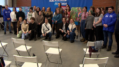 Арт-холст под камуфляжную ткань создали в региональном избирательном штабе кандидата в президенты России Владимира Путина